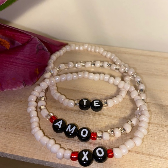 Handmade TE AMO XO Alphabet Glass Beaded Bracelet - Picture 6 of 6